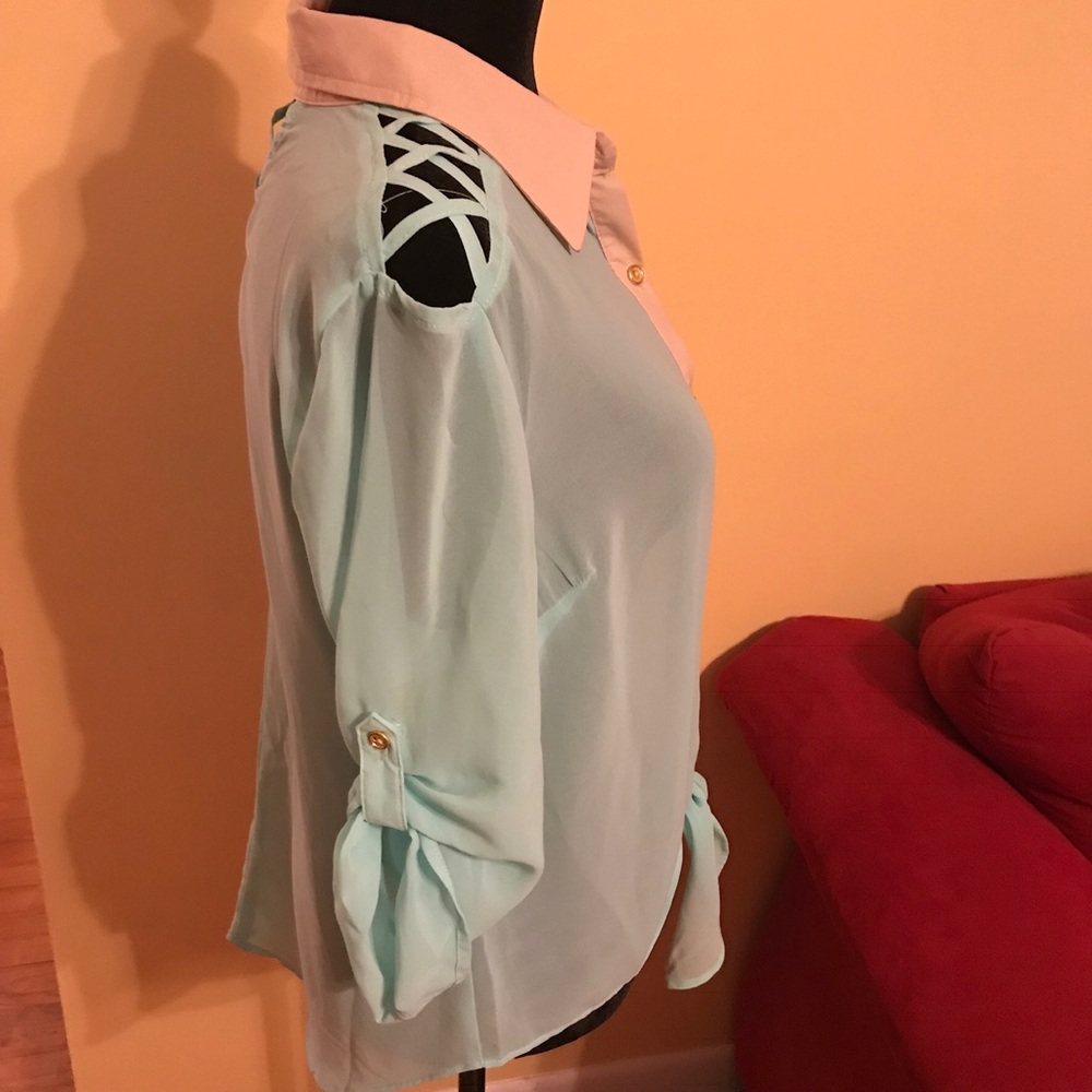 Beautiful Mint Colored Blouse. - Picture 2 of 6